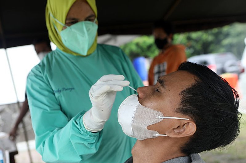 印尼今天新增5万4000人确诊COVID-19（2019冠状病毒疾病），并有1025人染疫病故，再创新高，已经取代印度，成为目前亚洲疫情最惨重的国家。 欧新社