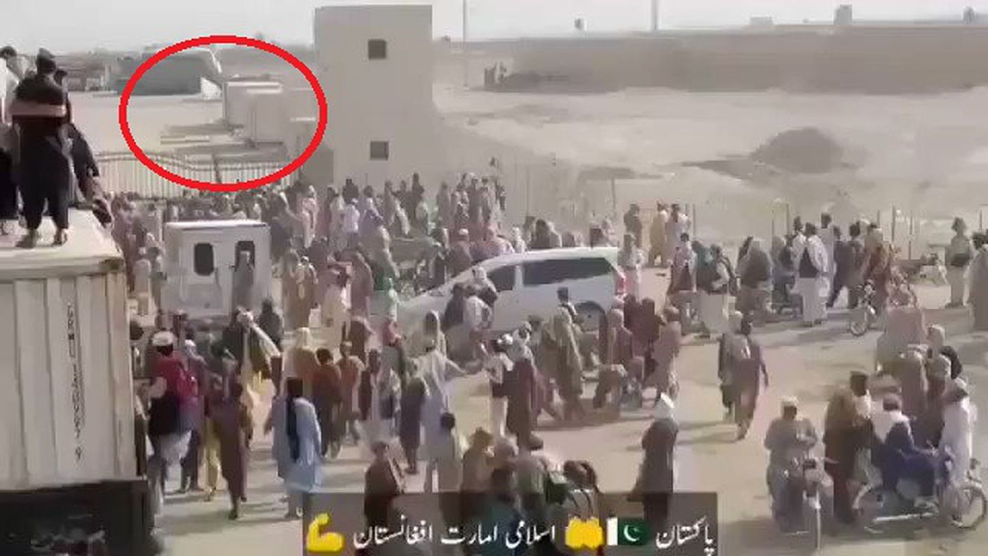 在7月15日，部分亲塔利班的阿富汗难民在得悉时事后，兴奋地升起了塔利班“国旗”。（liveuamap网页截图）
