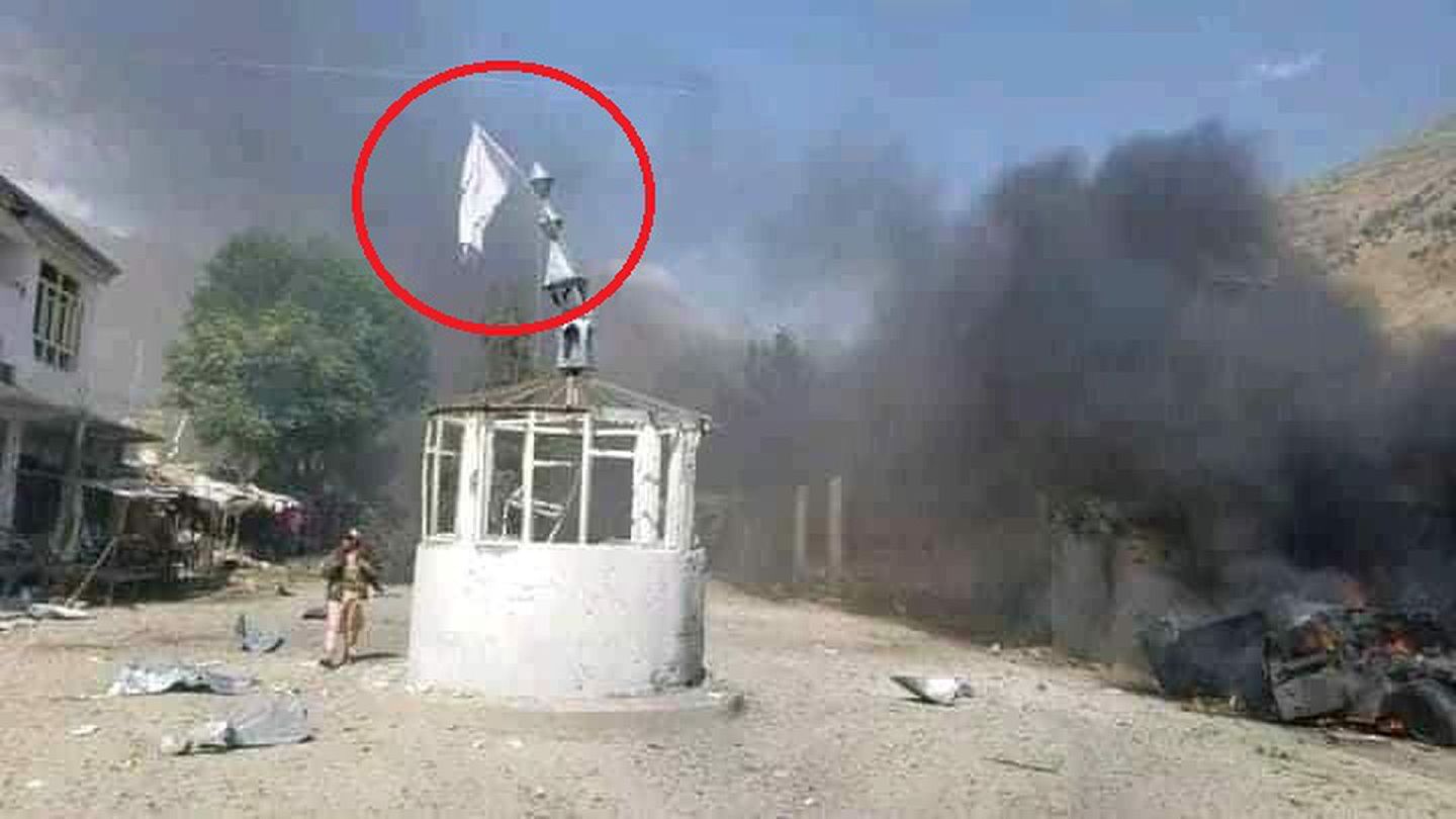 但在更多地方，城市里已经升起了塔利班政权的白色“国旗”。即图中红圈所示旗帜。此旗并非投降标志。（liveuamap网页截图）