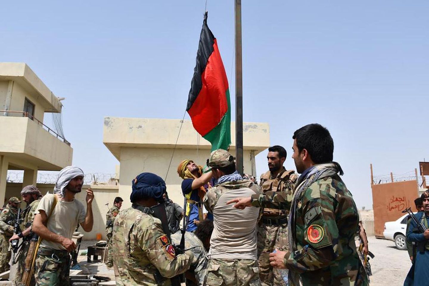 7月15日，阿富汗当局宣布“收复”了阿富汗最西南尼姆鲁兹省中部的察罕苏尔县，此地临近该省省会，边境城市扎兰季。（liveuamap网页截图）