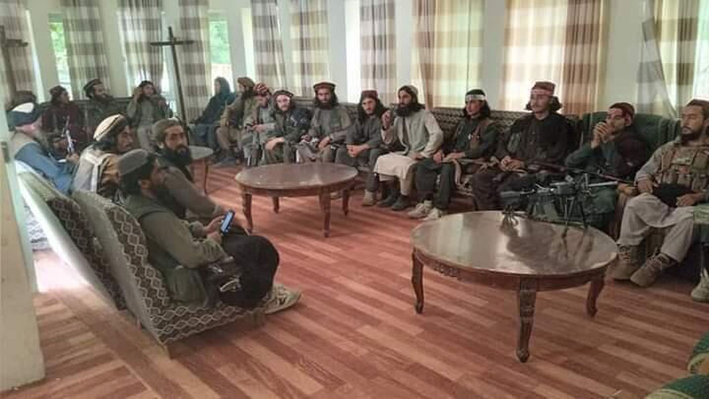7月4日，围攻东北的各路塔利班首领前往已故“北方联盟”军事首脑马苏德将军的官邸集体合影，纪念塔利班占领此地。这一信号也意味着塔利班已不仅仅是普什图人的武装组织。（Twitter@KShinwari1）