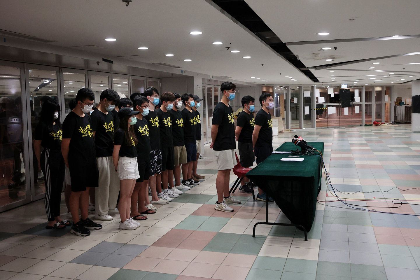 香港大学学生会就哀悼七一刺警案凶手致歉，但港大学生会对暴恐行为的同情乃至赞扬反映了香港高校存在的激进暴力倾向。（HK01）