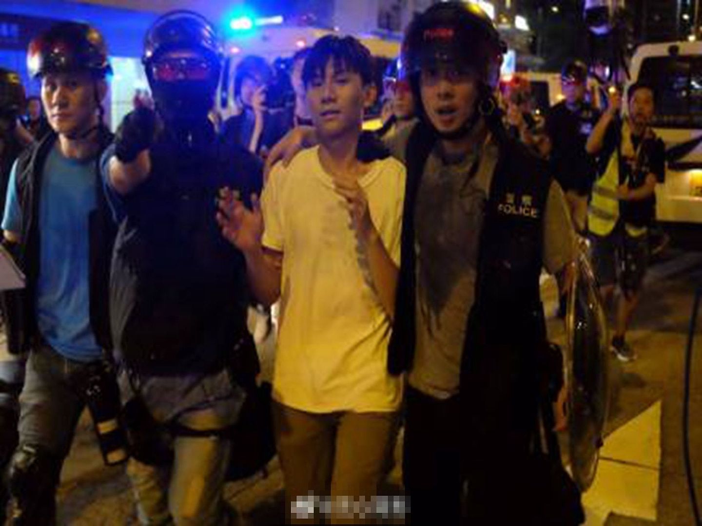 2019年9月，香港浸会大学学生会会长方仲贤（右二）因暴力示威被港警逮捕，在此之前，其曾藏有攻击性武器。（微博@无心简影）