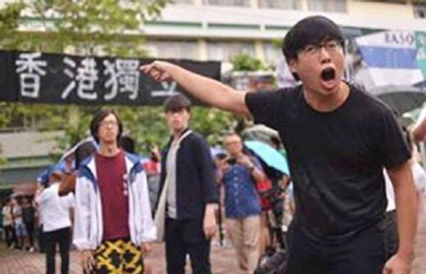 香港中文大学学生会前会长周竖峰曾就内地学生反对在校园内张贴“港独”海报而进行辱骂，甚至人身攻击。（微博@用户7267932102）