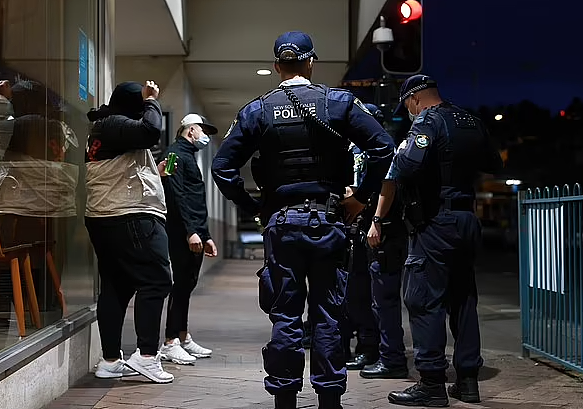 “要自由，州长滚” 悉尼街头爆发反封锁游行，抗议者批政府双标：“当初为何不封Bondi？”（视频/组图） - 2