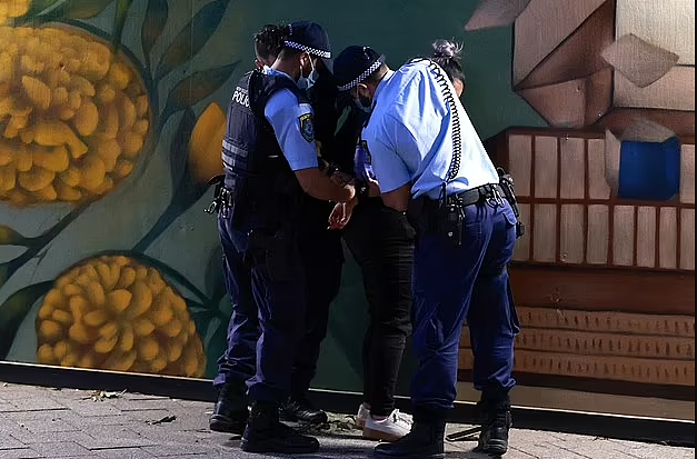 “要自由，州长滚” 悉尼街头爆发反封锁游行，抗议者批政府双标：“当初为何不封Bondi？”（视频/组图） - 5