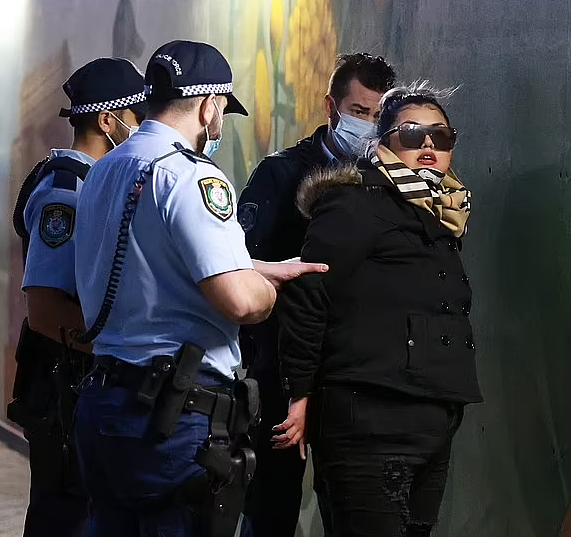“要自由，州长滚” 悉尼街头爆发反封锁游行，抗议者批政府双标：“当初为何不封Bondi？”（视频/组图） - 6
