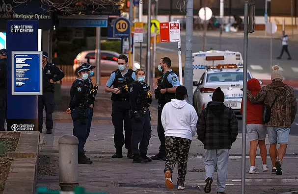 “要自由，州长滚” 悉尼街头爆发反封锁游行，抗议者批政府双标：“当初为何不封Bondi？”（视频/组图） - 4