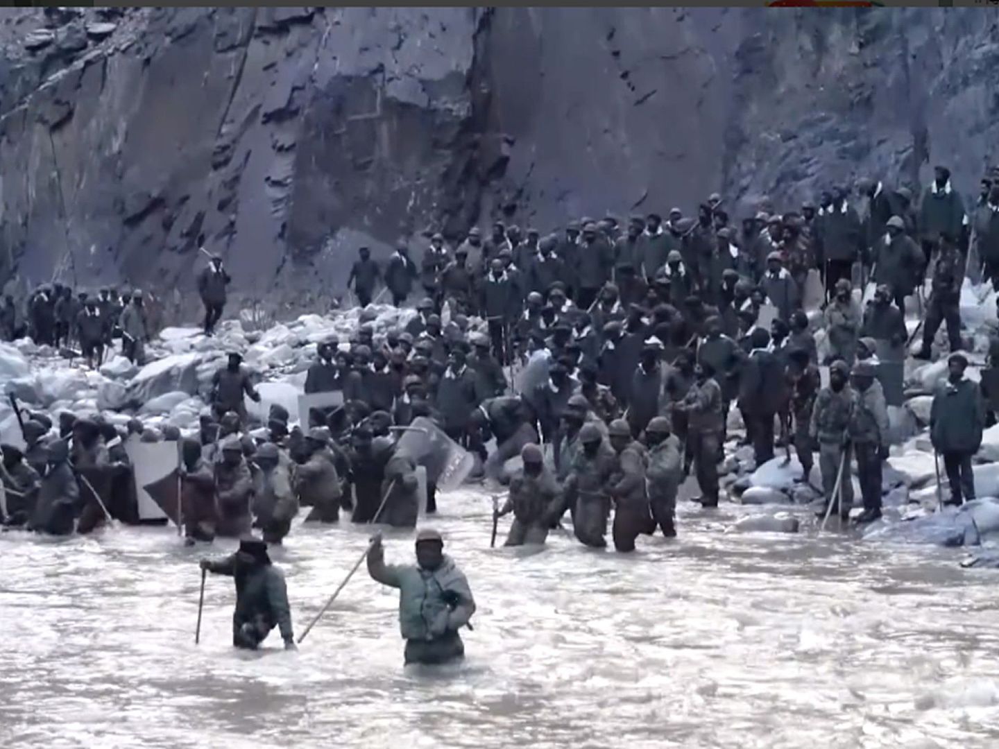 加勒万河谷冲突中，印军人数明显多于解放军。（中国央视军事视频截图）