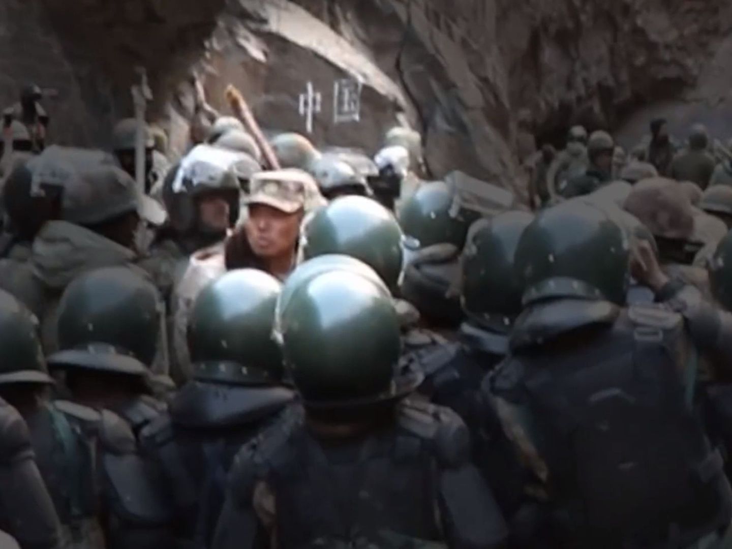 冲突中，解放军祁发宝被印军层层包围。（中国央视军事视频截图）