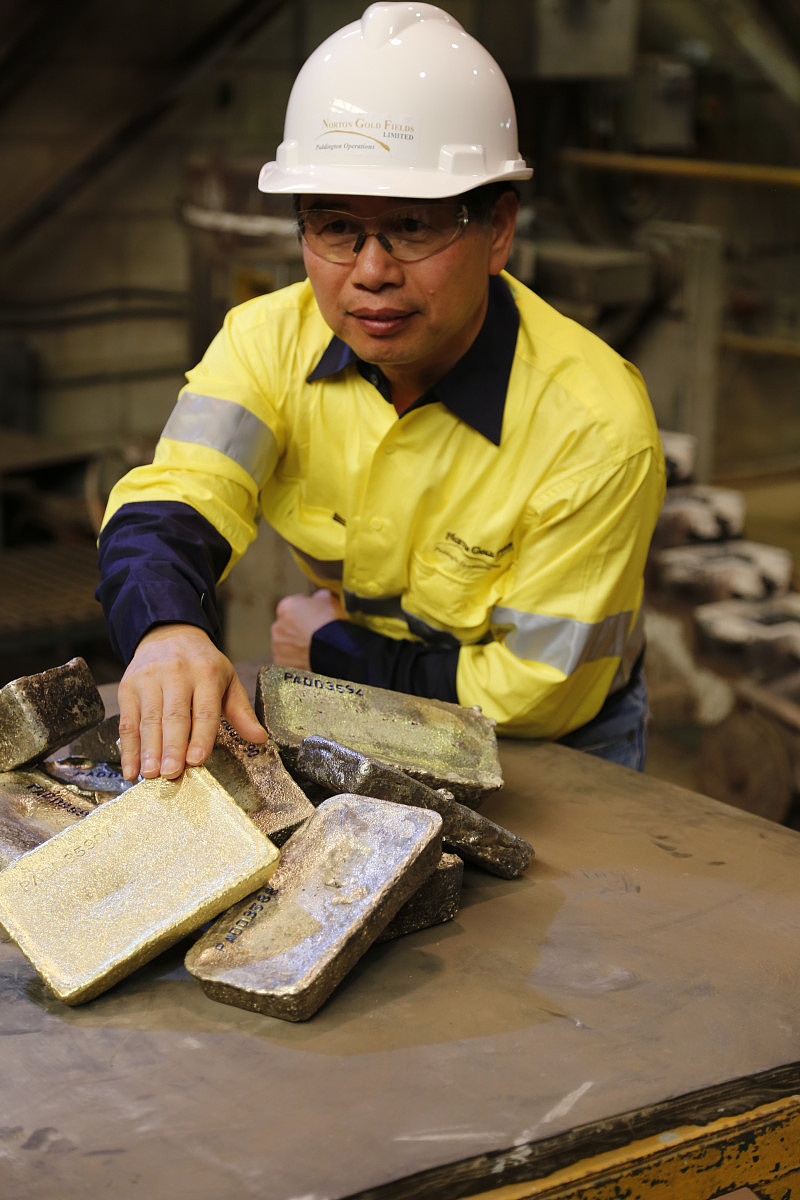 With gold bars in Paddington Gold Mine of Norton Gold Fields.JPG,0