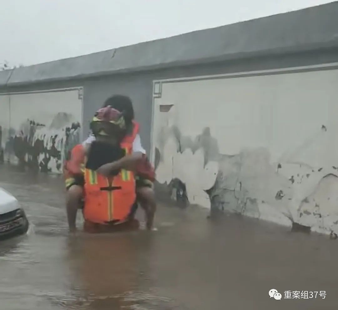 北京多地暴雨景区关闭，3人被山洪围困，抱住大树终获救（组图） - 5