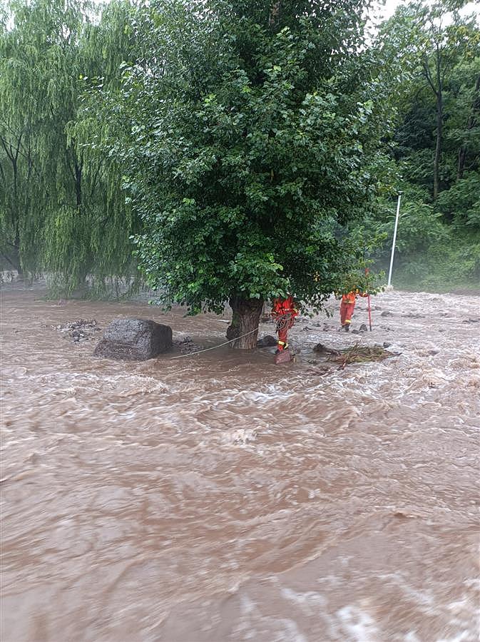 北京多地暴雨景区关闭，3人被山洪围困，抱住大树终获救