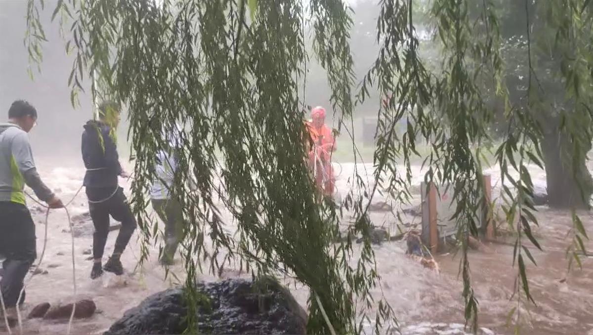 北京多地暴雨景区关闭，3人被山洪围困，抱住大树终获救