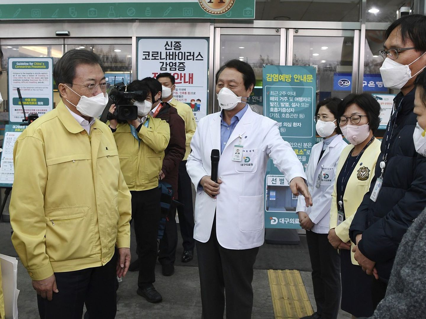 韩国的新冠肺炎疫情仍未得到有效控制。图为文在寅视察新冠防疫工作。（AP）