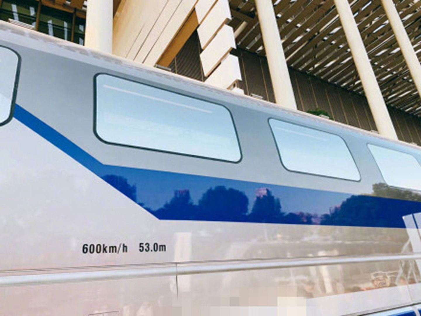 网传中国磁悬浮列车车厢侧面印有时速600公里的标志。（微博@航空物语）