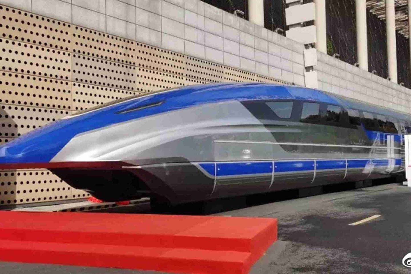 时速600公里高速磁悬浮试验样车在中国杭州国际博览中心亮相。（微博@航空物语）