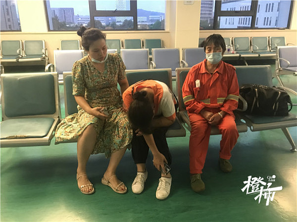 杭州电瓶车烧伤女孩被下两次病危通知，母亲哭着还原事发瞬间