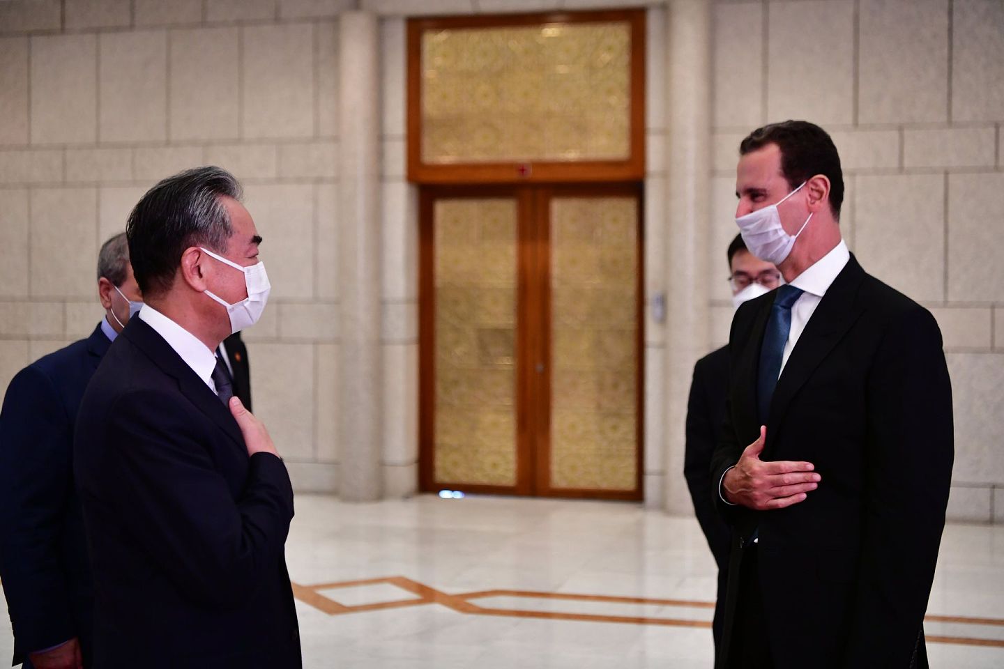 2021年7月17日，叙利亚总统巴沙尔·阿萨德（右）在首都大马士革会晤中国外长王毅。（Twitter@Spokesperson发言人办公室）