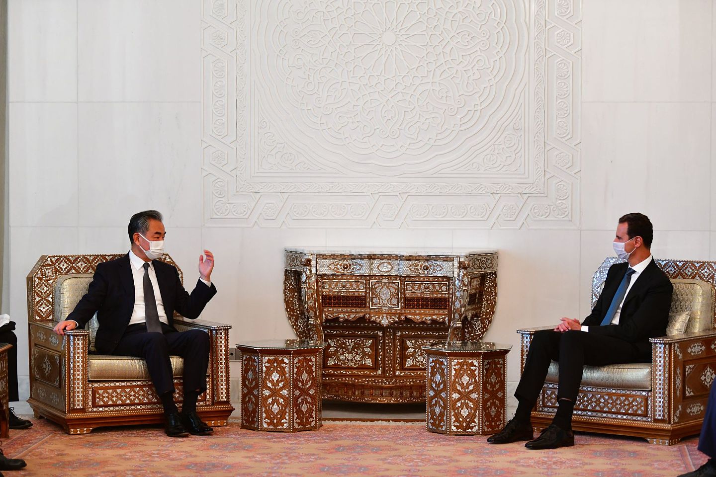 2021年7月17日，叙利亚总统巴沙尔·阿萨德在首都大马士革会晤中国外长王毅画面。（Twitter@Spokesperson发言人办公室）