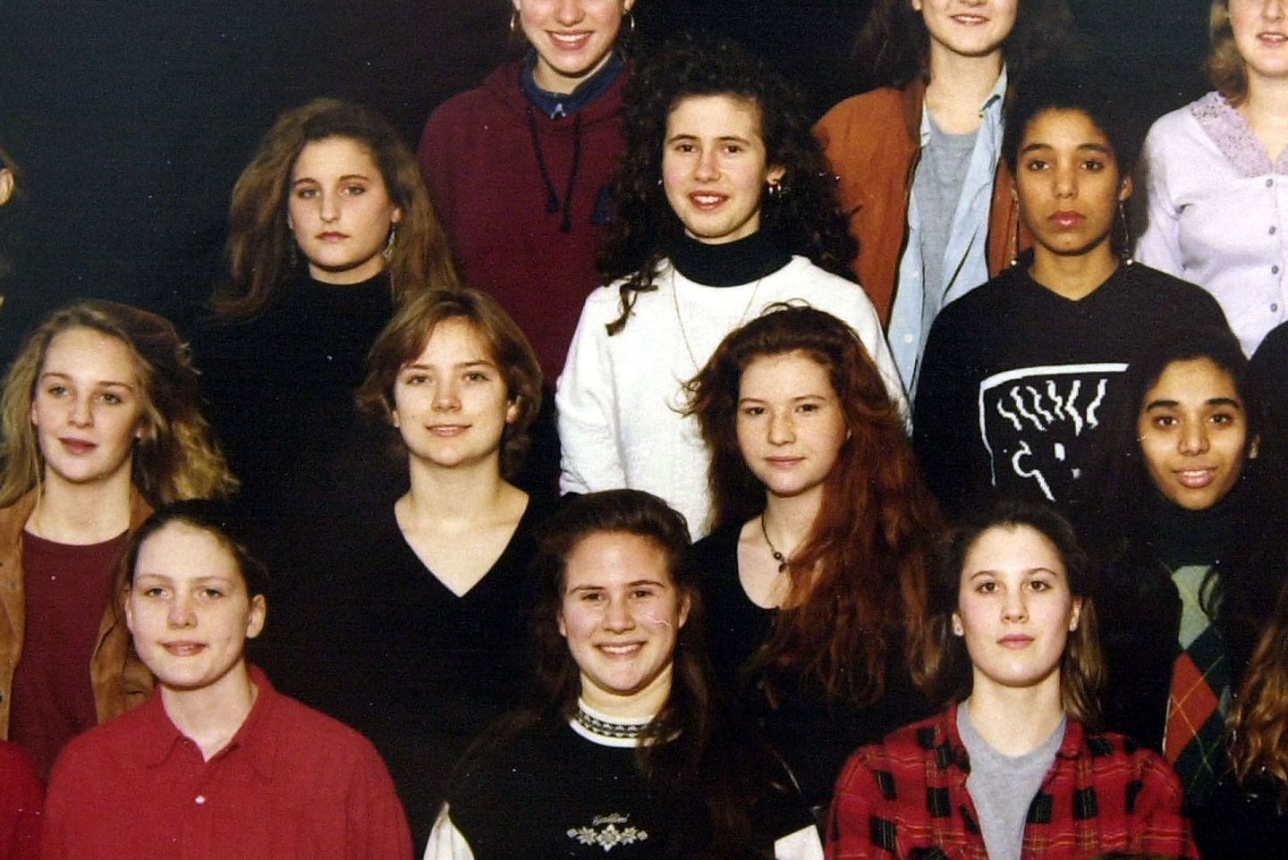 2002年12月17日发布的阿斯玛（第三排左二）从英国王后学院毕业时合照。（AFP）