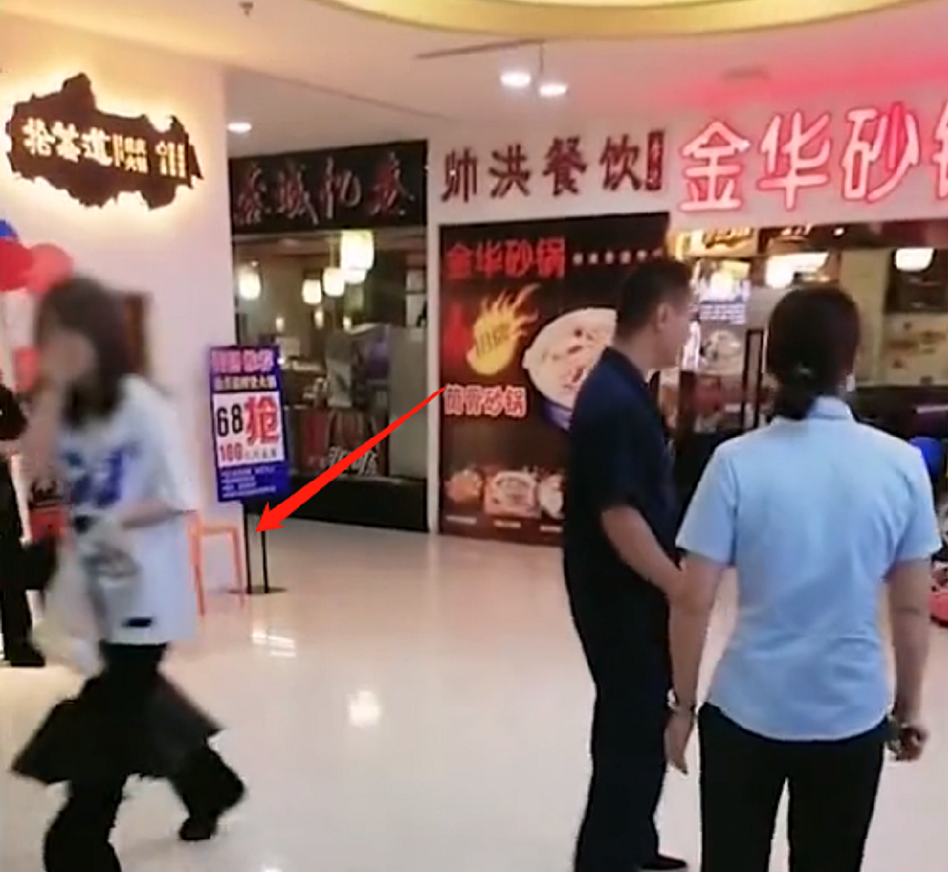 “滚出中国！滚出商场！”杭州一女子追赶怒骂日本女孩，商场：警方已介入