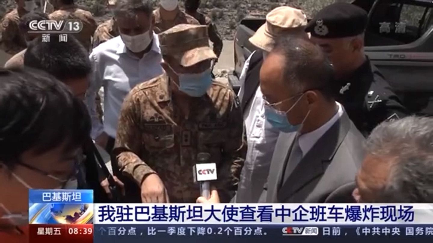 从中国央视新闻播报的画面中，可以看到中国驻巴基斯坦大使农融抵达爆炸现场查看情况。（中国央视新闻视频截图）