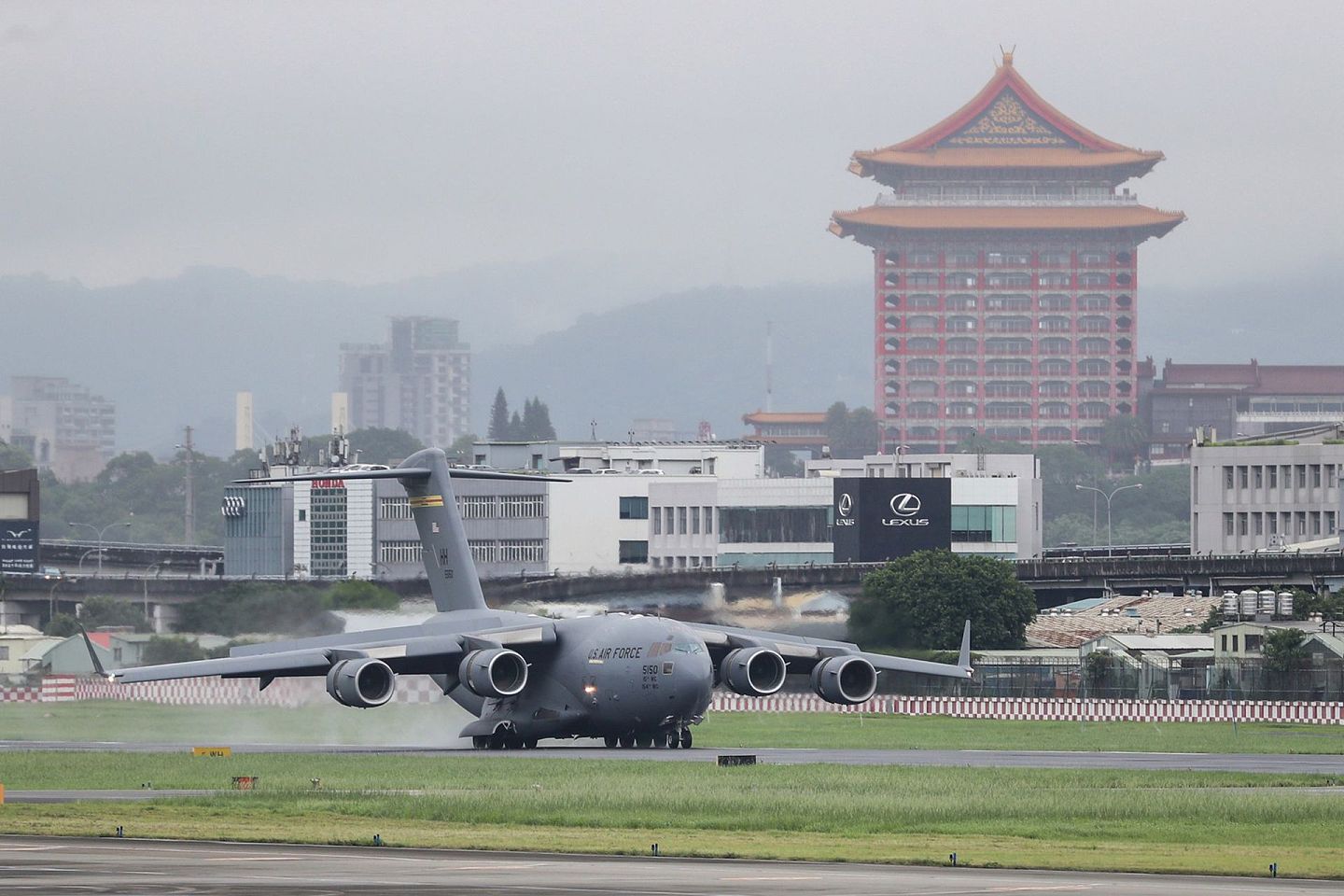 2021年6月6日，美国3名参议员搭乘美国空军C-17运输机飞抵台湾，挑战北京底线。（AP）
