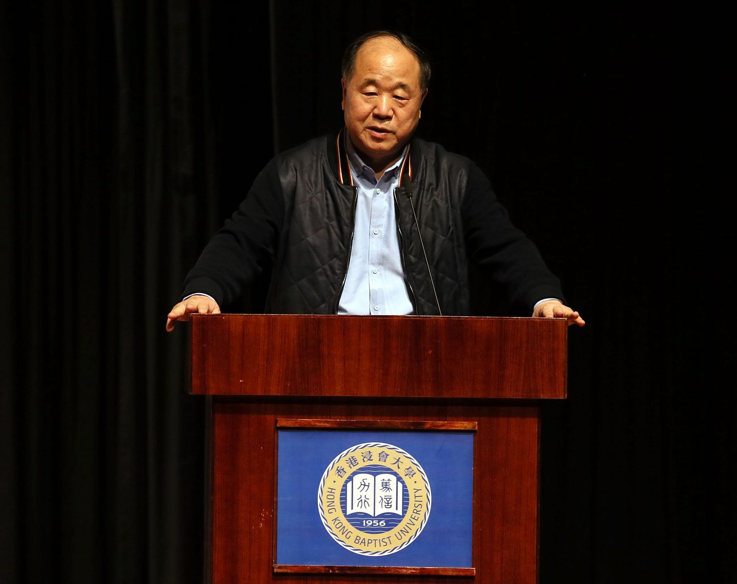 2017年11月15日，诺贝尔文学奖获得者莫言在香港浸会大学发表演讲。 （新华社）