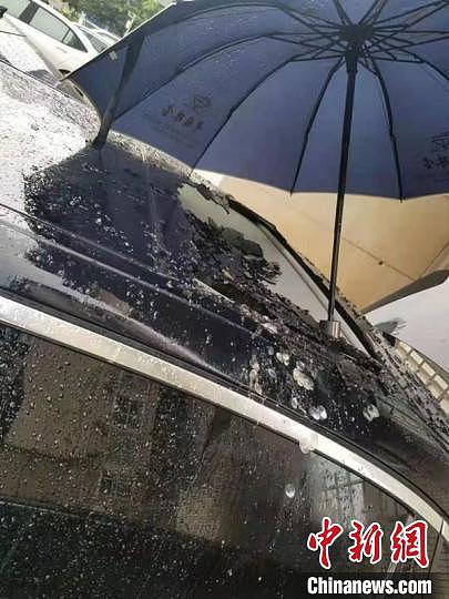 被砸毁的奔驰车天窗。宜宾市叙州区警方 供图