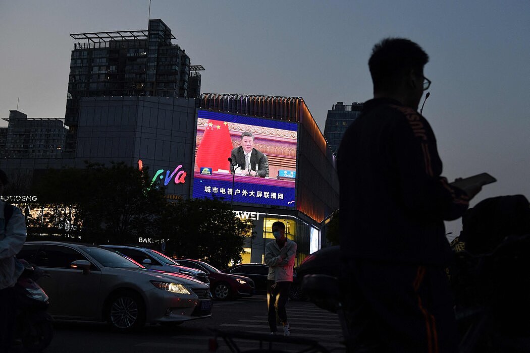 4月，北京的一个巨型屏幕上播放着中国国家主席习近平出席美国领导的气候峰会的画面。习近平承诺在2060年以前实现碳中和。