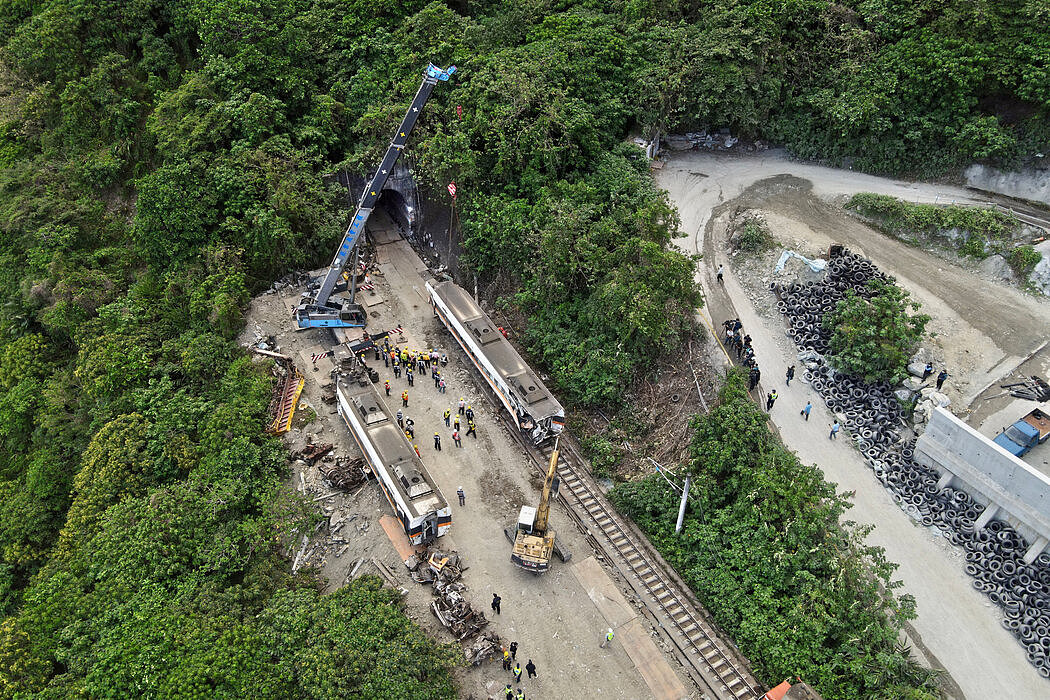 4月，台湾东海岸，一列火车与一处建筑工地滑落的卡车相撞，造成49人死亡，200多人受伤。