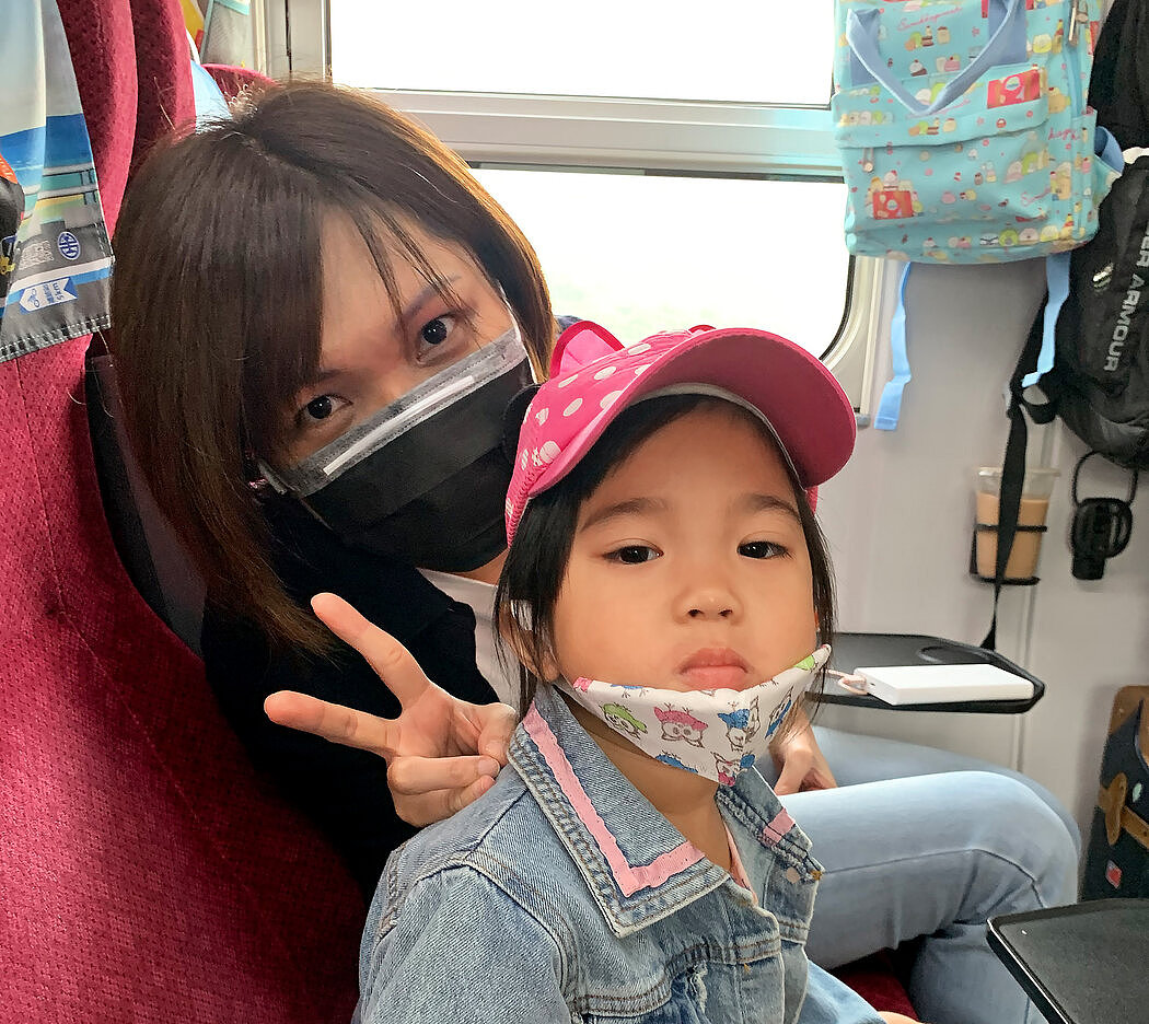 四岁的陈妍颐和姑姑陈怡娟在事故发生前留下的合影。她们二人全部罹难。