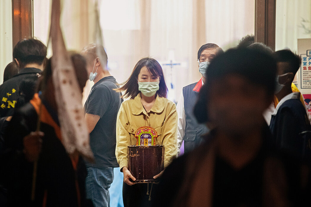 事故第二天，台湾花莲一家殡仪馆的遇难者亲属。