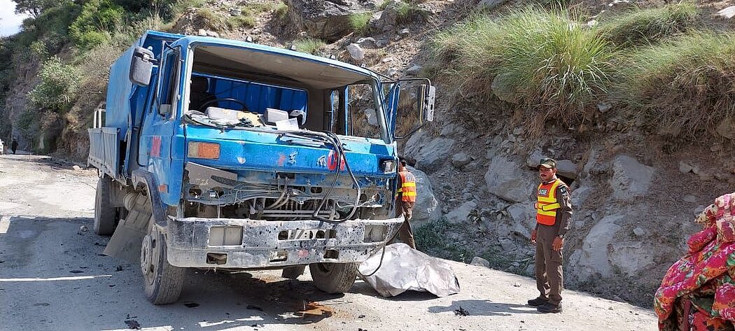 一辆载有数十名建筑工人的巴士在发生气体泄漏引起爆炸后坠入山沟。巴基斯坦官员说，事件造成至少12人死亡，其中包括九名中国人。