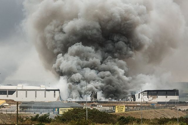 很多工厂和民居遭到纵火。