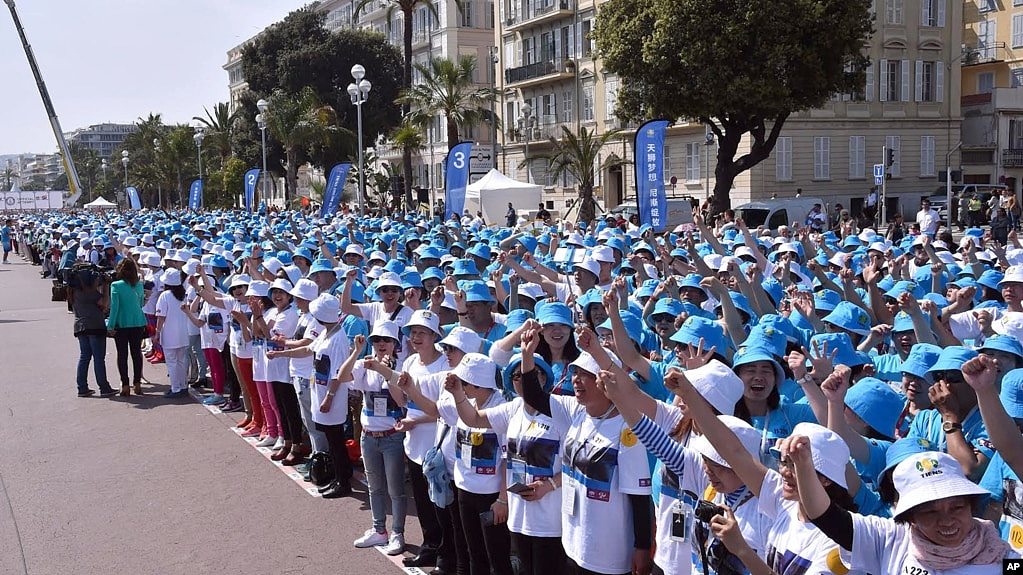 中国传销组织天狮集团6千多员工在法国尼斯组织团建活动。（2015年5月8日）