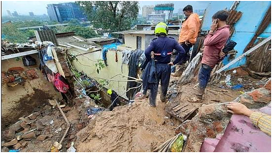 印度一家5口深夜在家中熟睡，不料遭遇房屋坍塌，4人当场被砸死（组图） - 1