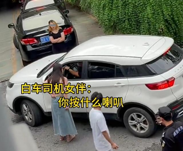 江苏一男子插队停车，后边的女孩被气到发飙：我排队排了30分钟（视频/组图） - 9