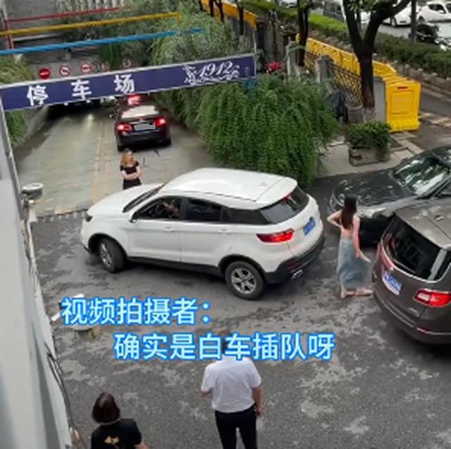 江苏一男子插队停车，后边的女孩被气到发飙：我排队排了30分钟（视频/组图） - 10