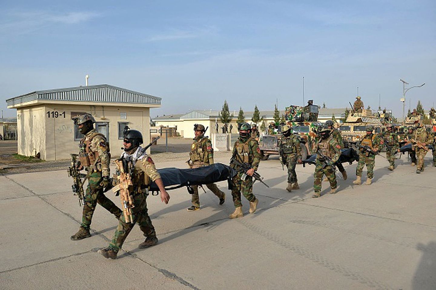 2021年3月16日，阿富汗赫拉特省，阿富汗国防军在战斗结束后搬运阵亡的塔利班武装分子遗体。（Getty Images）