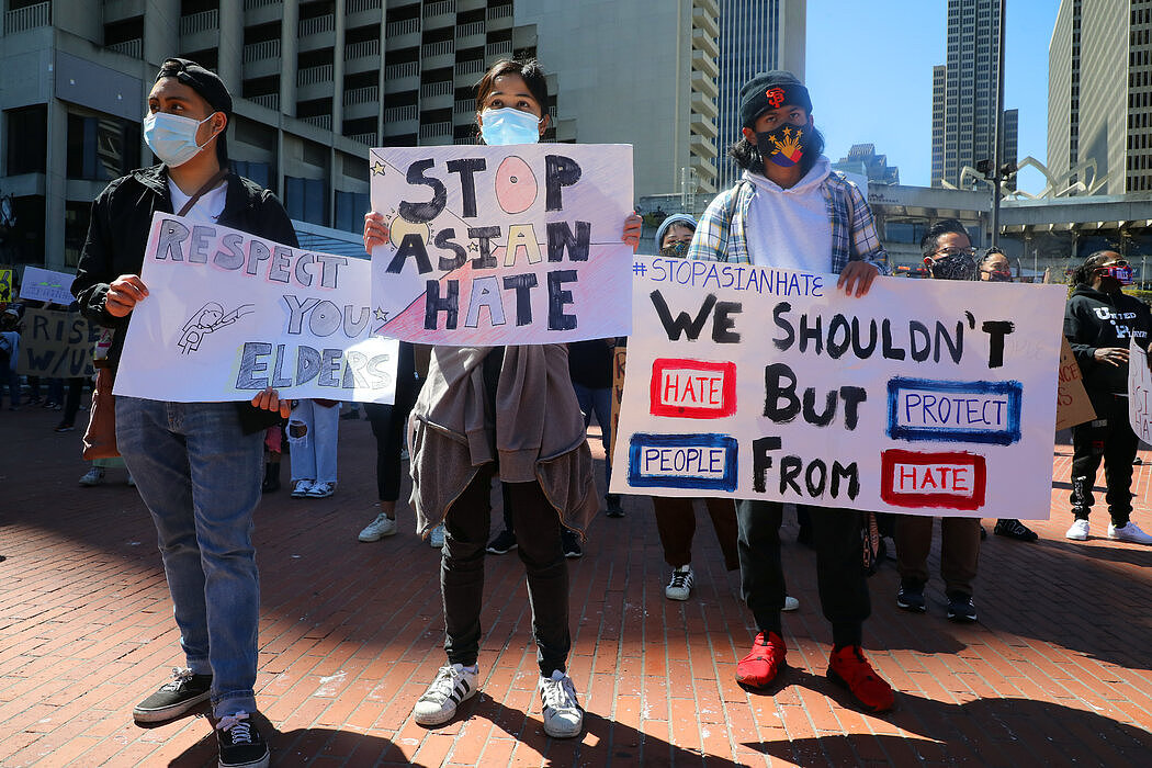 3月，数百人聚集在旧金山码头广场，抗议针对亚裔和太平洋岛民群体的仇恨犯罪增加。