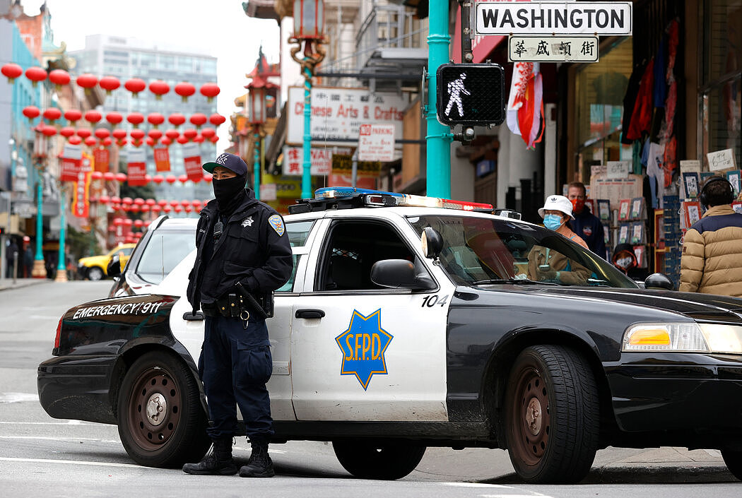 在旧金山唐人街巡逻的警察。