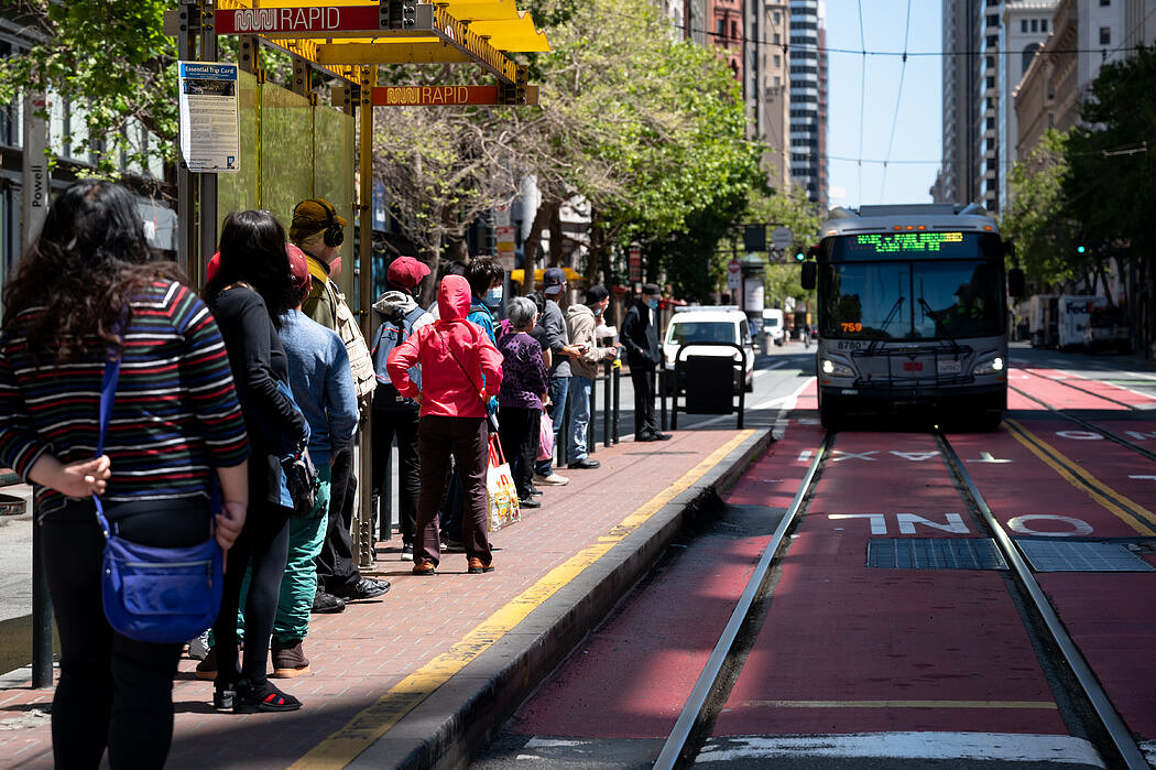 在旧金山一处公交站等车的乘客，就在前一天的通勤高峰，两名老年女性在这里被刺伤。