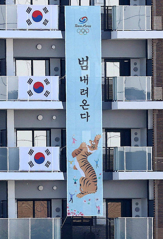 又杠上了，韩奥运代表团挂“猛虎”横幅，日右翼举行“辱韩”游行