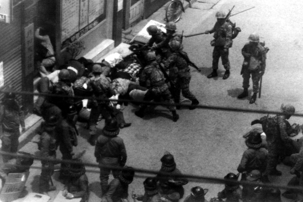 1980年5月，在光州殴打抗议者的空降兵部队。数百名抗议者遭到安全部队的杀害。