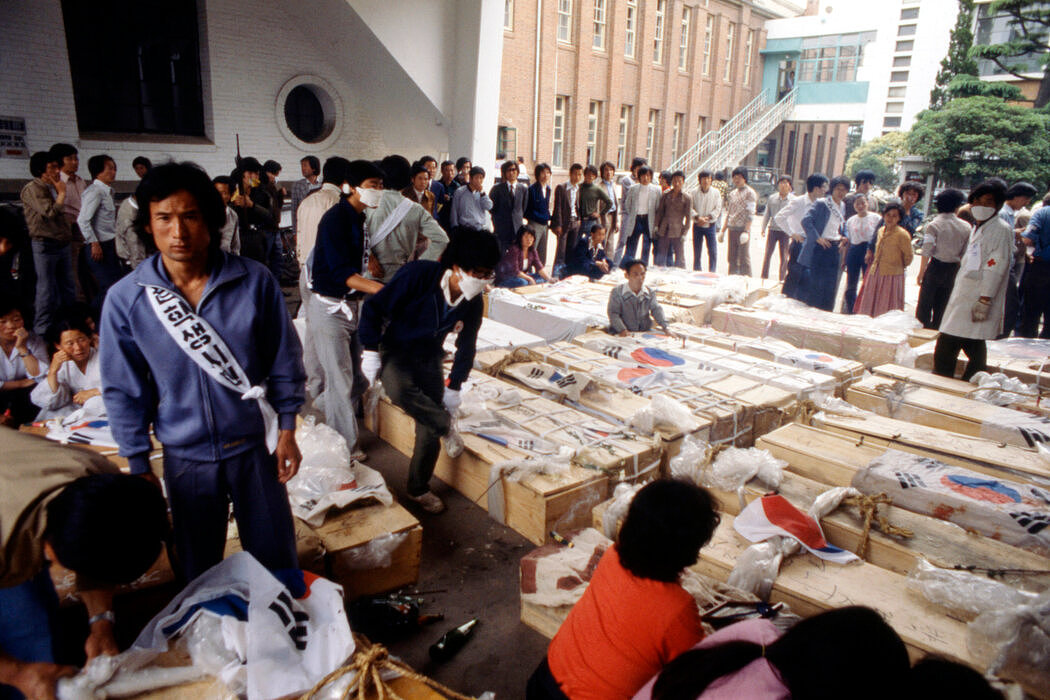 屠杀发生后，守在光州抗议者棺材旁的家属。