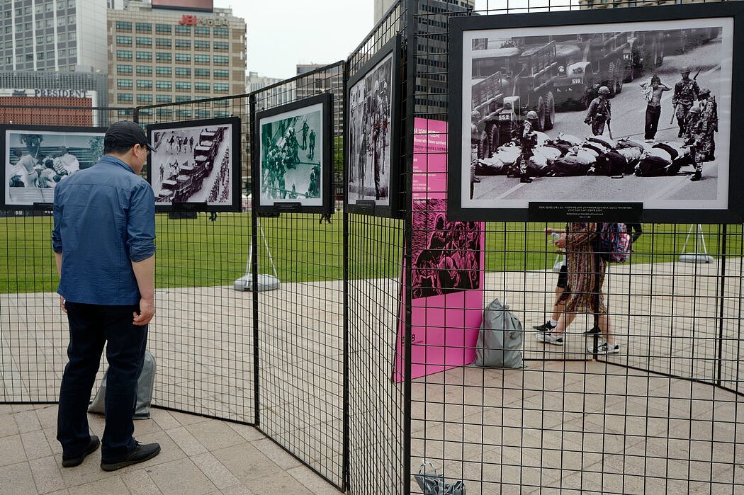 在首尔展出的起义照片。