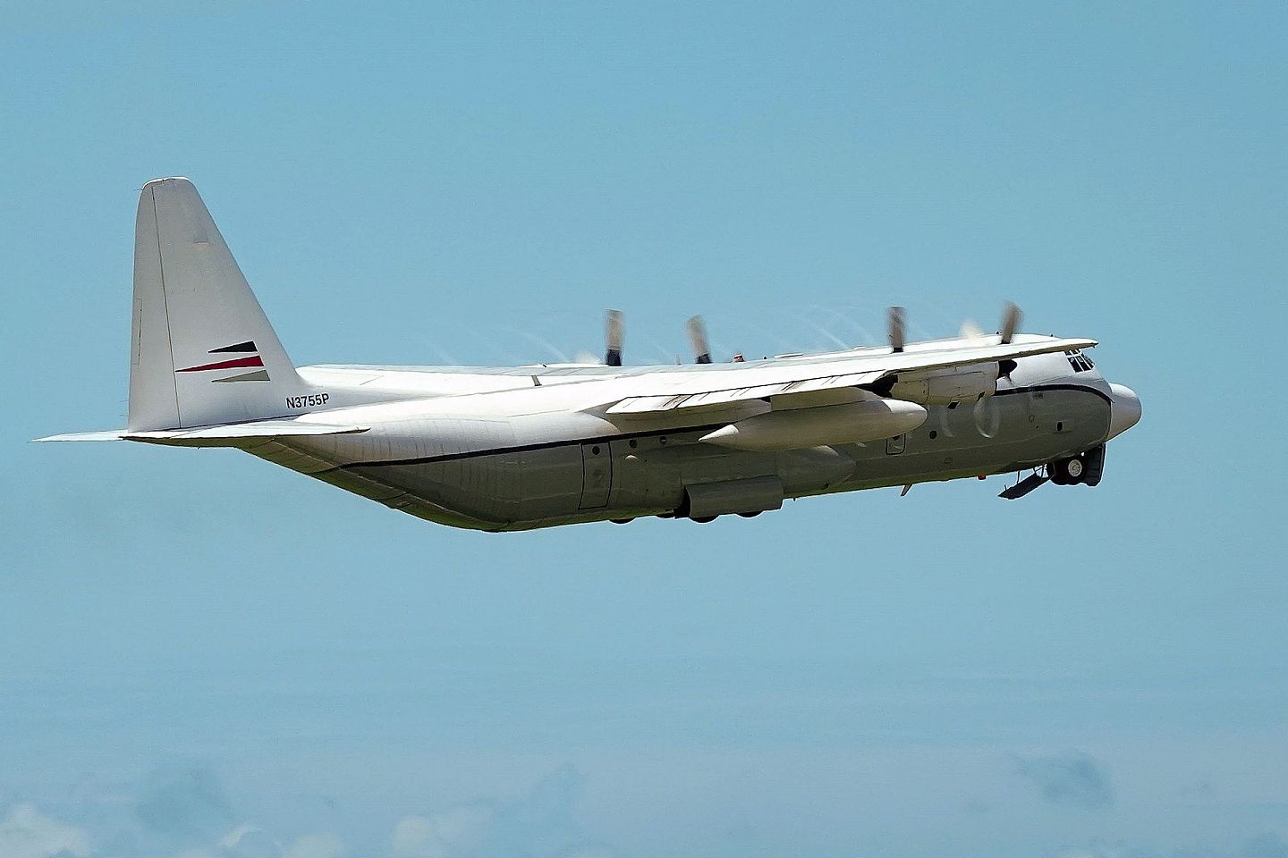 一架疑似属于美国的C-130运输机在2021年7月19日中午降落桃园机场，运输机机身看不到明显的涂装，在装卸货物、加油作业完成后飞离。（中央社）