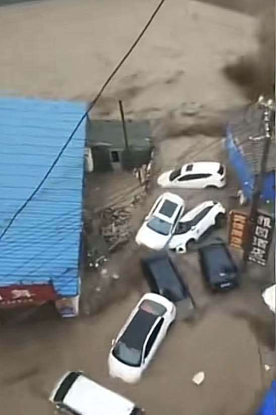 河南汝州暴雨引发洪水  多辆轿车被冲走（图） - 1